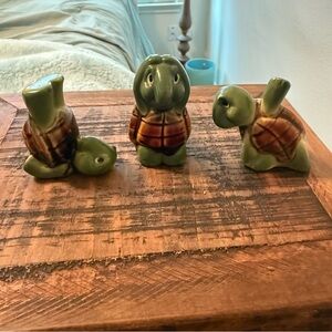 Turtle yoga salt and pepper shakers kitchen